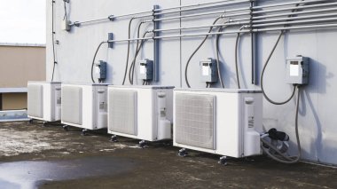 Açık hava ünitesi kompresörü binanın dışına kuruluyor..