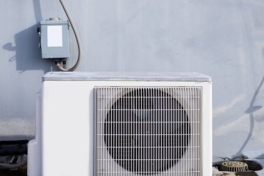 Açık hava ünitesi kompresörü binanın dışına kuruluyor..