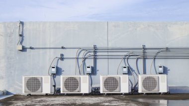 Açık hava ünitesi kompresörü binanın dışına kuruluyor..