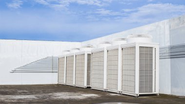 Açık hava ünitesi kompresörü binanın dışına kuruluyor..