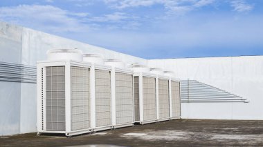 Açık hava ünitesi kompresörü binanın dışına kuruluyor..