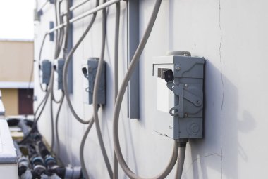 Arka plandaki elektrik güvenlik anahtarı kutusu. Ana elektrik anahtarı kontrolü..