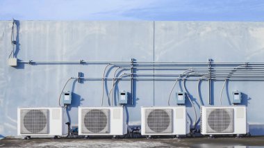 Açık hava ünitesi kompresörü binanın dışına kuruluyor..