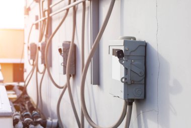 Arka plandaki elektrik güvenlik anahtarı kutusu. Ana elektrik anahtarı kontrolü..