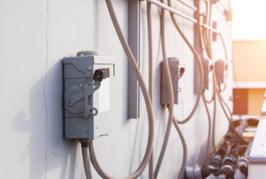 Arka plandaki elektrik güvenlik anahtarı kutusu. Ana elektrik anahtarı kontrolü..