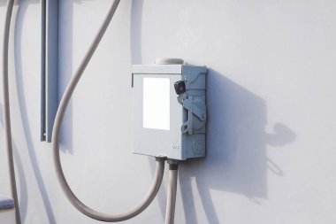 Arka plandaki elektrik güvenlik anahtarı kutusu. Ana elektrik anahtarı kontrolü..