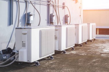 Açık hava ünitesi kompresörü binanın dışına kuruluyor..