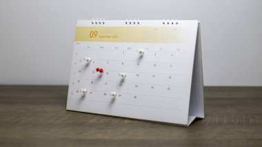 Gri arkaplanlı takvime yakın plan bir iş görüşmesi için planlama.