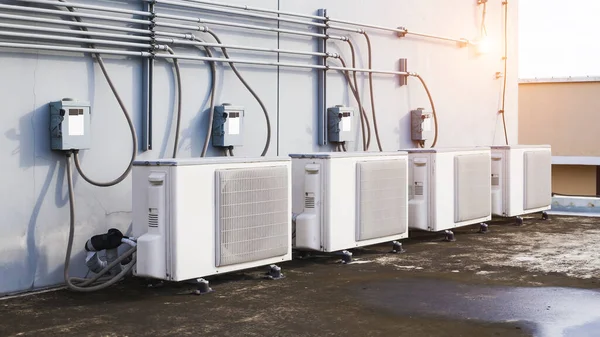 Açık hava ünitesi kompresörü binanın dışına kuruluyor..