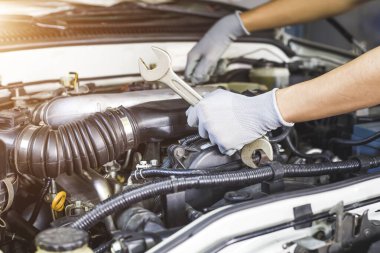 Tamirci tamircide araba tamiri yapıyor..