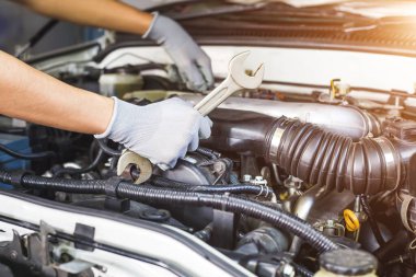 Tamirci tamircide araba tamiri yapıyor..