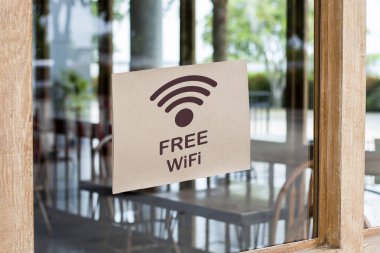 Restoranın önündeki cam kapıya ücretsiz Wi-Fi tabelası asılmış..