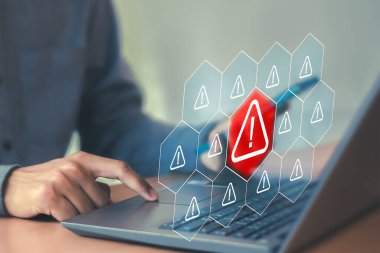 Siber güvenlik kavramı ekranda uyarı sembolleri, sistem arızaları ve tehdit algılama teknolojisi gösteriyor.