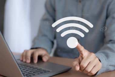 Wifi simgesi küresel iş iletişimi sosyal ağ kavramına sahip dizüstü bilgisayar kullanımı