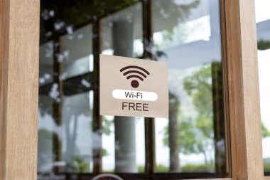 Restoranın önündeki cam kapıya ücretsiz Wi-Fi tabelası asılmış..