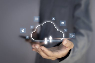 Bir iş adamının elindeki veri bulut sembolü küresel iletişim veri depolama teknolojisini temsil ediyor..