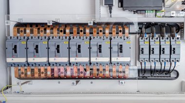 Büyük elektrik kontrol panellerinde yüksek voltajlı devre kesiciler..