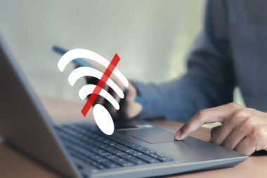 Wi-Fi bağlantı sorunları İş profesyonelleri internete bağlanmak için dizüstü bilgisayar kullanır