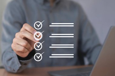 İş ve teknoloji verimliliği ile ilgili kavramlar ekranda dijital belge kontrol listeleri ve belge doğrulama yönetimi.