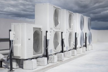 Endüstriyel bir binanın çatısına havalandırma ve havalandırma sistemleri kurulur..