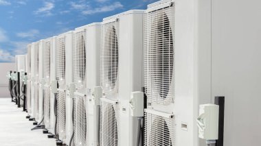 Endüstriyel bir binanın çatısına havalandırma ve havalandırma sistemleri kurulur..