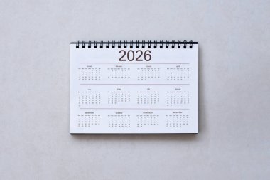 Gri Arkaplan Üst Görünümünde 2026 Masa Takvimi