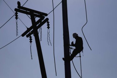 Elektrik direklerine yüksek gerilimli elektrik hatları kur.