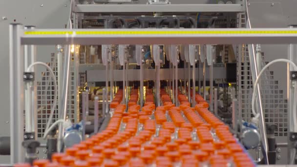 Engarrafamento de limonada em garrafas de plástico — Vídeo de Stock