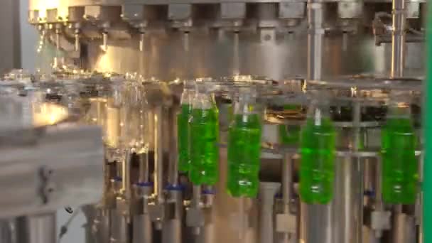 Mise en bouteille de limonade dans des bouteilles en plastique — Video