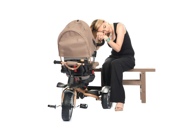 Kvinna med baby och cykel-barnvagn — Stockfoto