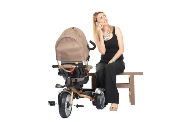 Kvinna med baby och cykel-barnvagn — Stockfoto