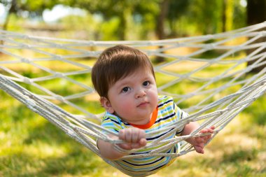 Küçük şirin bebek çocuk sakin bir hamak.