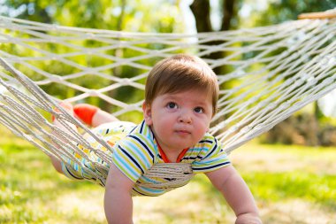 Küçük şirin bebek çocuk sakin bir hamak.