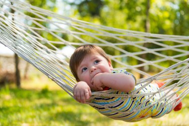 Küçük şirin bebek çocuk sakin bir hamak.