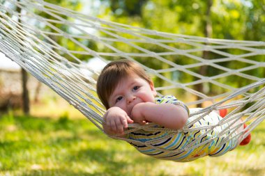 Küçük şirin bebek çocuk sakin bir hamak.