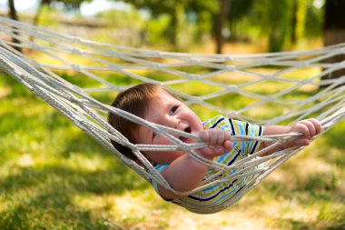 Küçük şirin bebek çocuk sakin bir hamak.