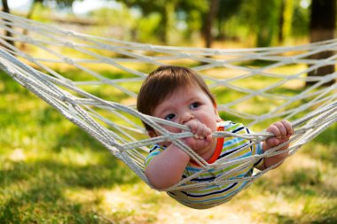 Küçük şirin bebek çocuk sakin bir hamak.