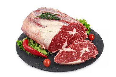 Beyaz arka planda izole edilmiş taze çiğ et