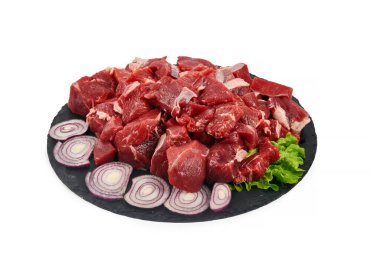 Beyaz arka planda izole edilmiş taze çiğ et