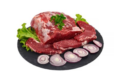 Beyaz arka planda marullu taze çiğ et.