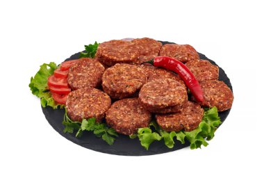 Hamburgeri beyaza izole etmek için çiğ et
