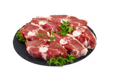 Çiğ doğranmış kuzu eti beyazda izole edilmiş.