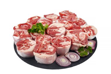 Çiğ doğranmış kuzu eti beyazda izole edilmiş.