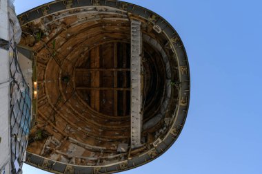 Havaalanındaki uçakta duran kargo bölümünün burnu. Geniş gövdeli kargo uçakları boşaltılıyor