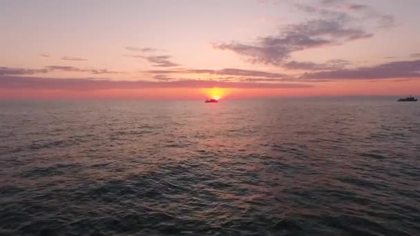 日没後に海上を航行する漁船や軍事船と海の上の空中ビュー — ストック動画