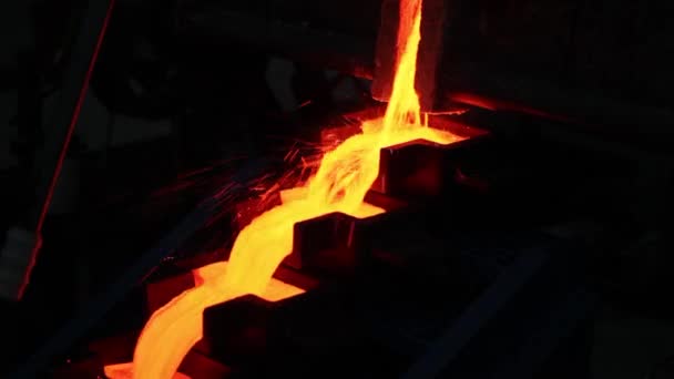 Flüssiges Gold Ergießt Sich Eine Schöpfkelle Mit Goldenem Barren Edelmetallproduktion — Stockvideo