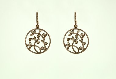 beyaz zemin üzerine küpe