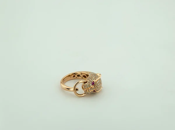 Bague sur fond blanc — Photo