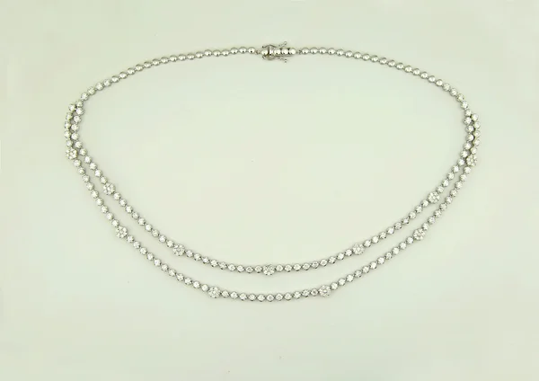 Halskette auf weißem Hintergrund — Stockfoto