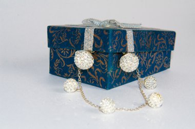 beyaz zemin üzerinde hediye kutusu